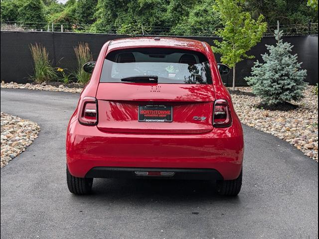 2024 Fiat 500e Red photo 4