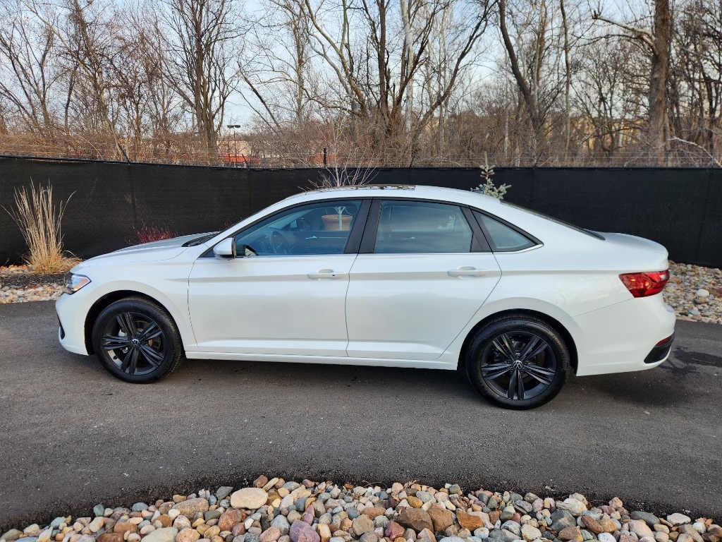 Used 2024 Volkswagen Jetta SE with VIN 3VW7M7BU7RM036111 for sale in Kansas City