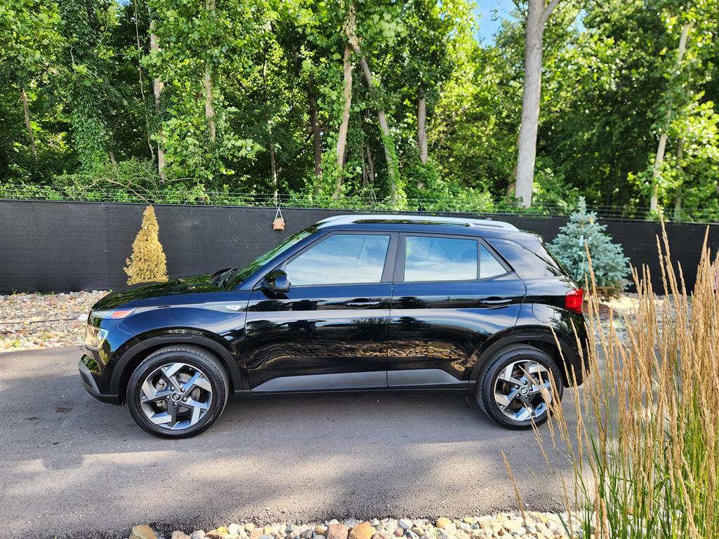 Used 2022 Hyundai Venue SEL with VIN KMHRC8A37NU133548 for sale in Kansas City