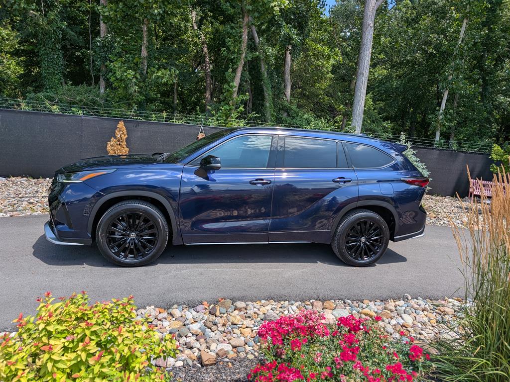 Used 2024 Toyota Highlander XSE with VIN 5TDKDRBH5RS528633 for sale in Kansas City