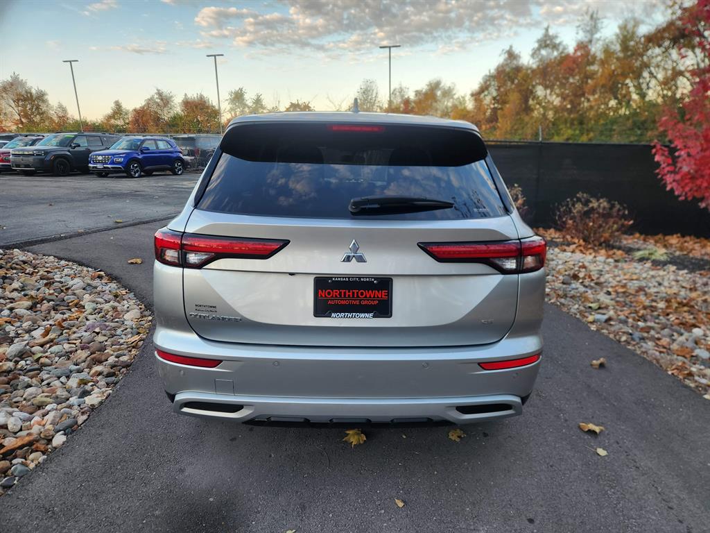 2024 Mitsubishi Outlander SE photo 4