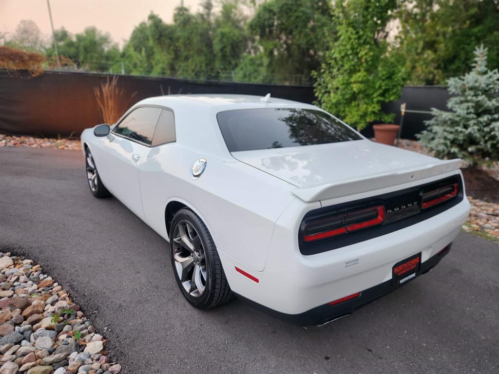2017 Dodge Challenger SXT Plus photo 2