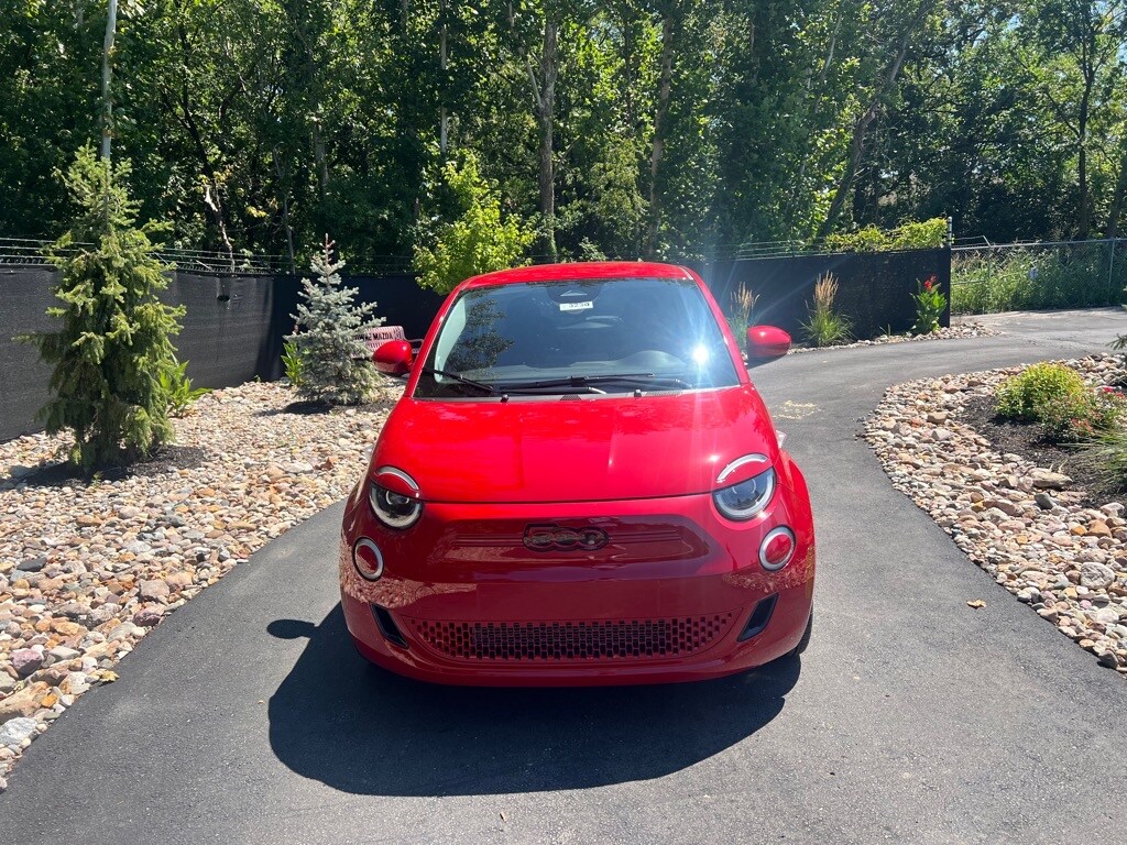 2024 Fiat 500e Red photo 2