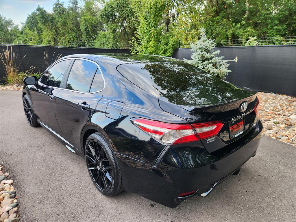 2018 Toyota Camry SE XLE photo 2
