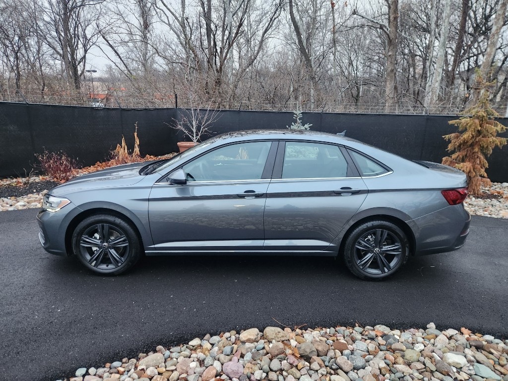 Used 2024 Volkswagen Jetta SE with VIN 3VW7M7BU2RM075995 for sale in Kansas City