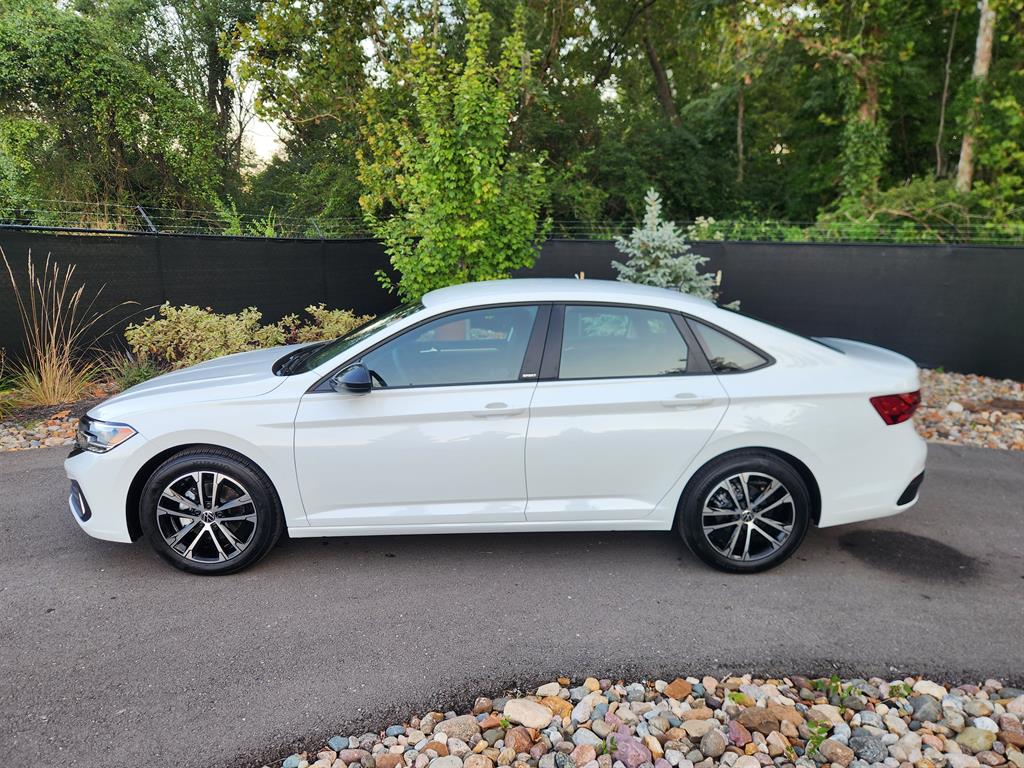 2024 Volkswagen Jetta 1.5T Sport photo 2