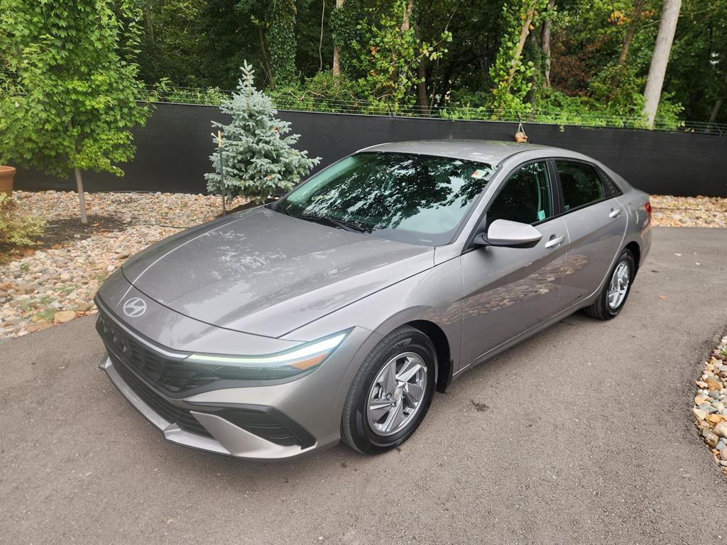 2024 Hyundai Elantra SE's photo