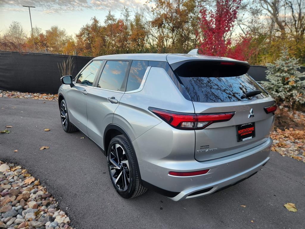 2024 Mitsubishi Outlander SE photo 3