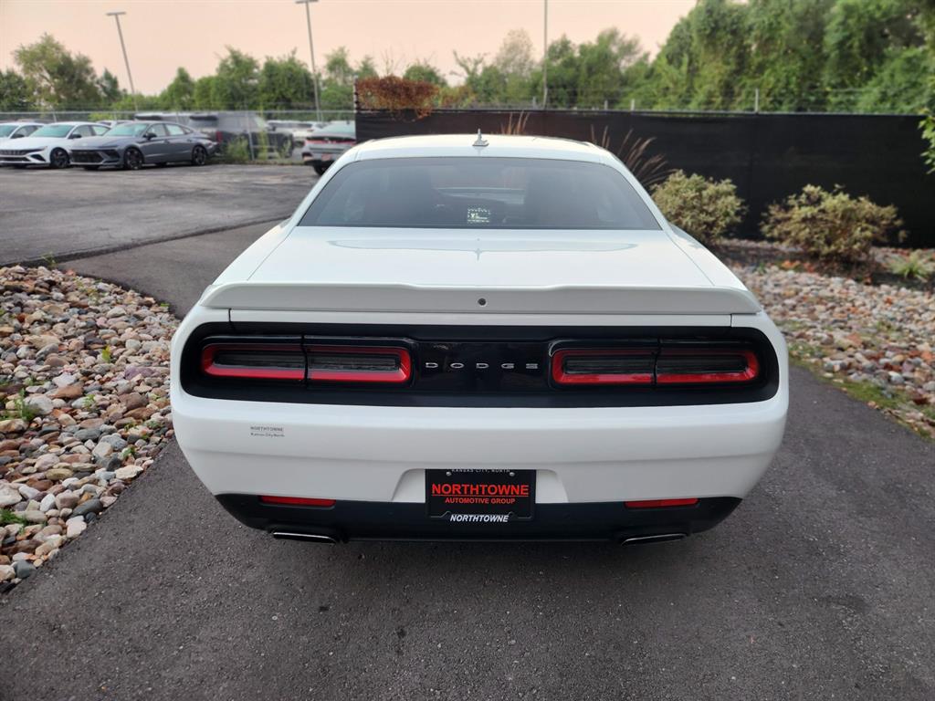 2017 Dodge Challenger SXT Plus photo 3