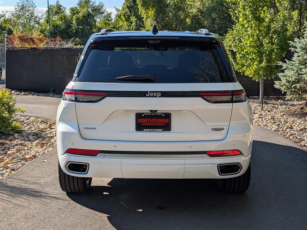 2023 Jeep Grand Cherokee Summit photo 4