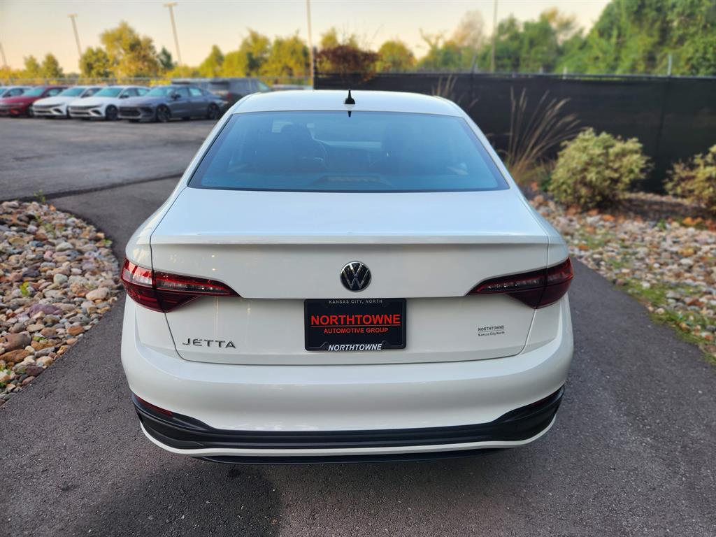 2024 Volkswagen Jetta 1.5T Sport photo 4