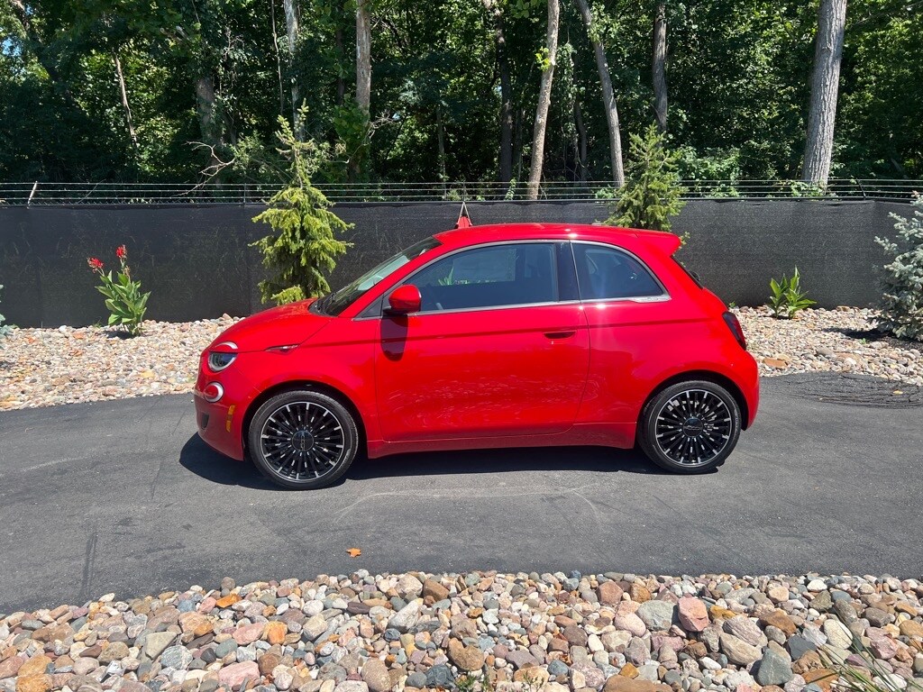 2024 Fiat 500e Red photo 3