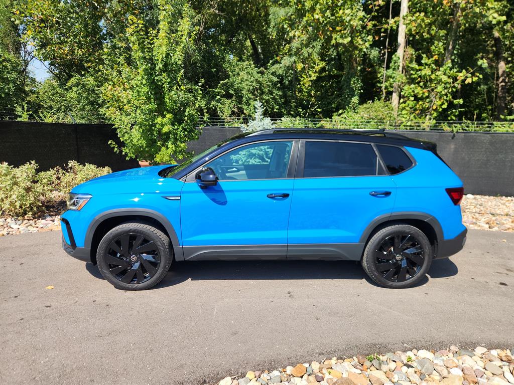 Used 2024 Volkswagen Taos SE Black with VIN 3VVLX7B26RM129386 for sale in Kansas City