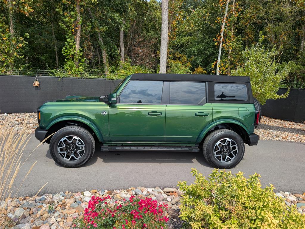 2023 Ford Bronco Outer Banks photo 2