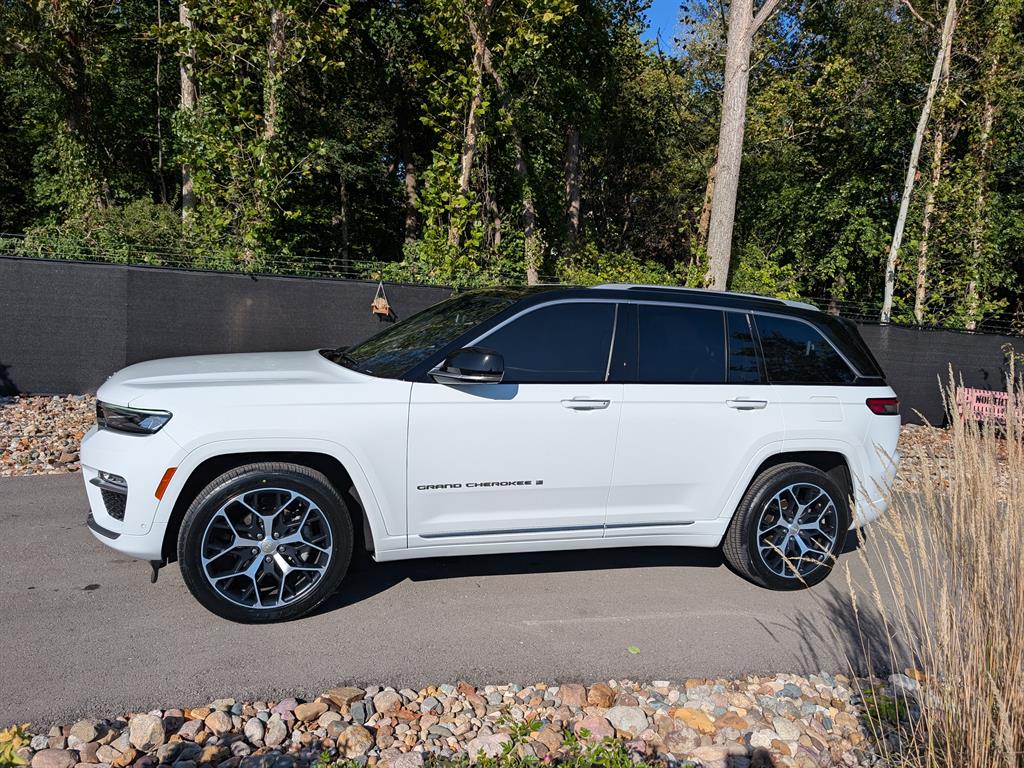 2023 Jeep Grand Cherokee Summit photo 2