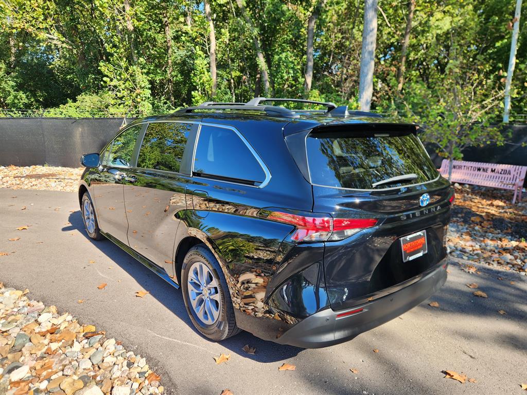 2022 Toyota Sienna XLE photo 3