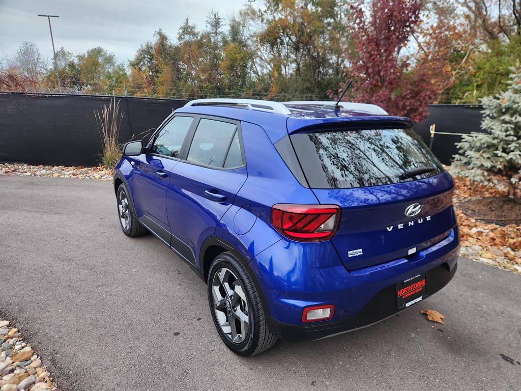 2024 Hyundai Venue SEL photo 3