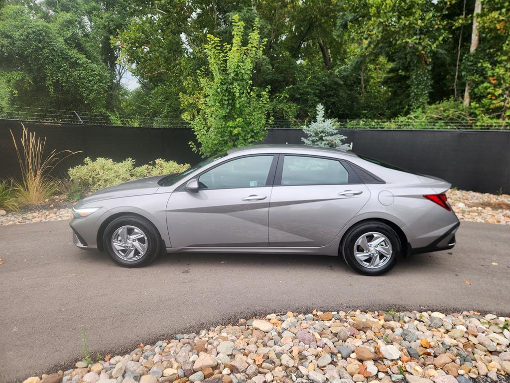 Used 2024 Hyundai Elantra SE with VIN KMHLL4DG1RU792549 for sale in Kansas City