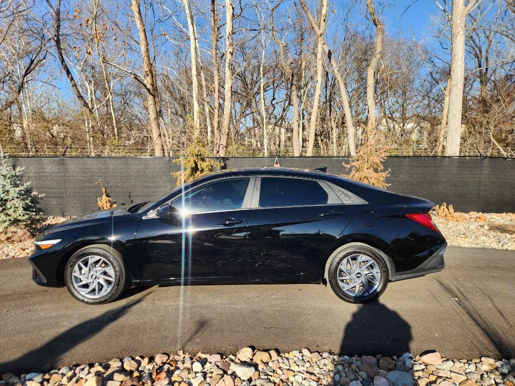 Used 2024 Hyundai Elantra Blue with VIN KMHLM4DJ1RU094841 for sale in Kansas City