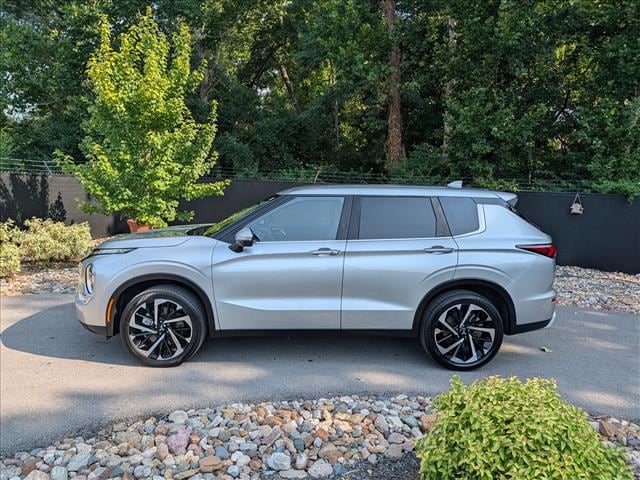 Used 2024 Mitsubishi Outlander SE with VIN JA4J3VA86RZ079626 for sale in Kansas City