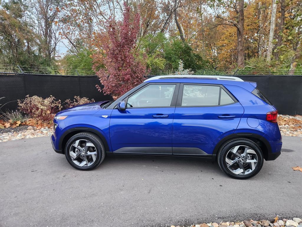 2024 Hyundai Venue SEL photo 2