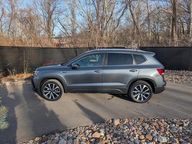 Used 2023 Volkswagen Taos SE with VIN 3VVYX7B26PM318512 for sale in Kansas City