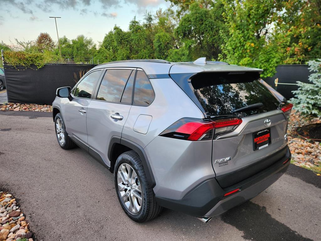 2019 Toyota RAV4 Limited photo 3