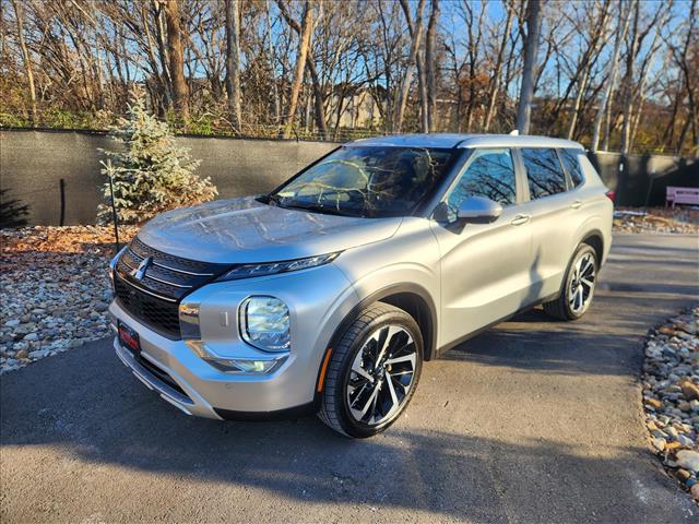 2024 Mitsubishi Outlander SE's photo