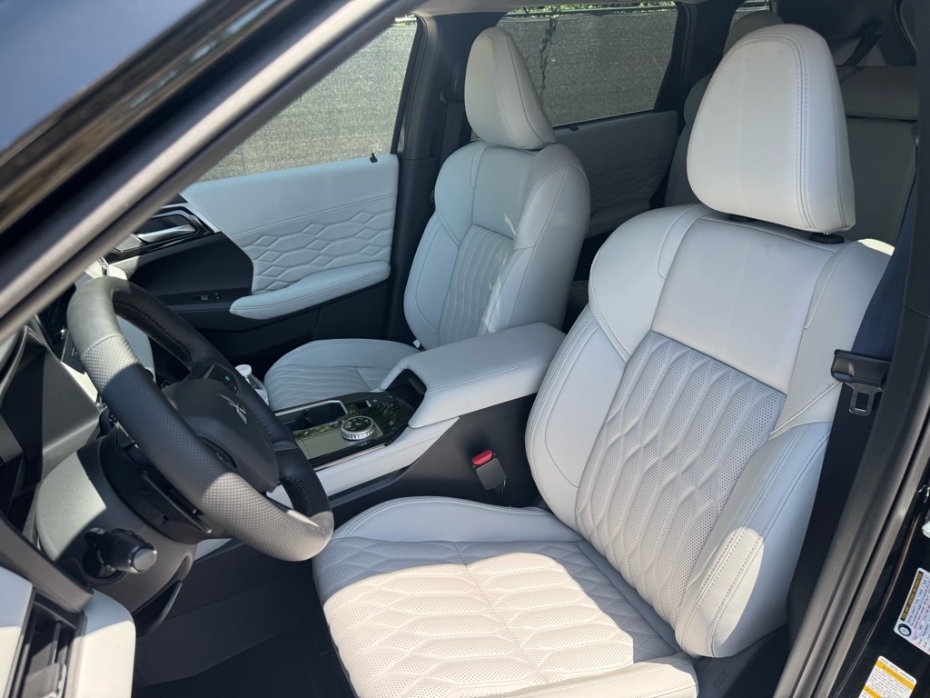 2025 Mitsubishi Outlander SEL Platinum Edition - Photo 24