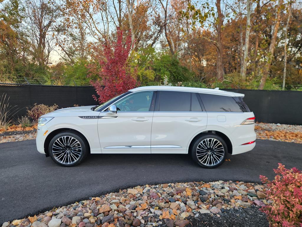 2022 Lincoln Aviator Black Label photo 2