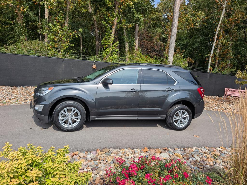 2017 Chevrolet Equinox LT photo 2