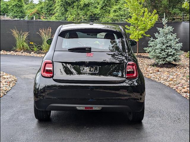 2024 Fiat 500e Red photo 4
