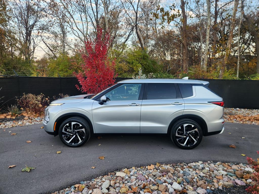 2024 Mitsubishi Outlander SE photo 2