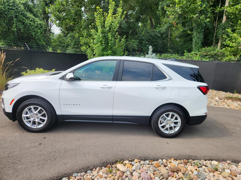 2024 Chevrolet Equinox LT photo 2