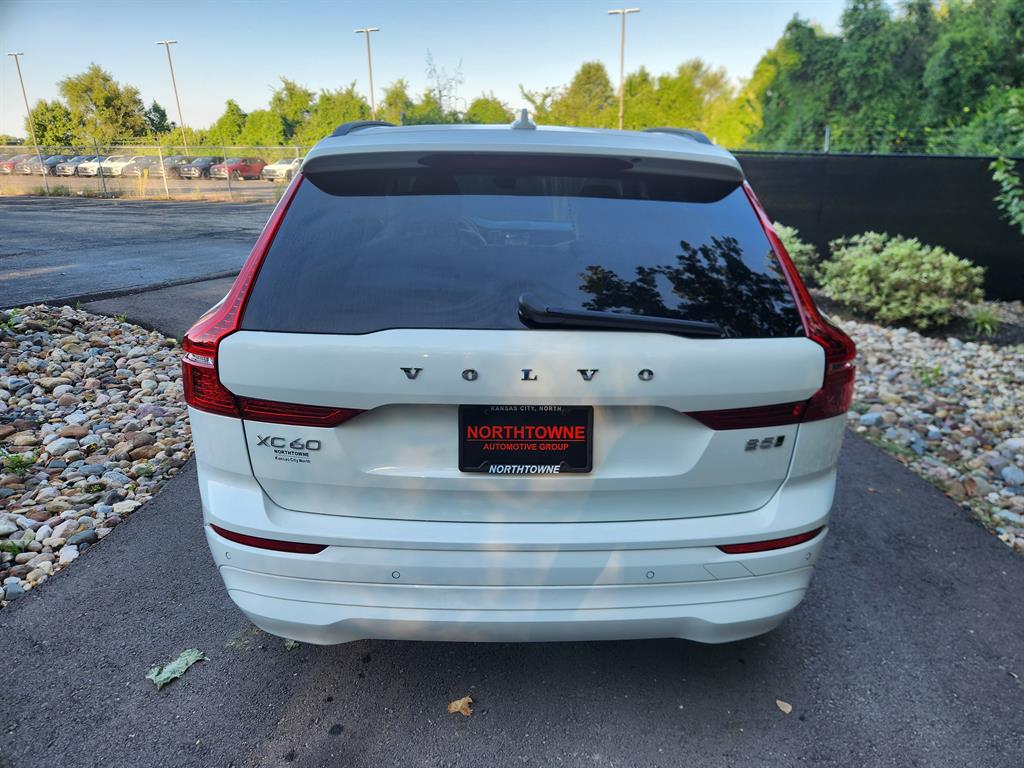 2022 Volvo XC60 B5 Momentum photo 4