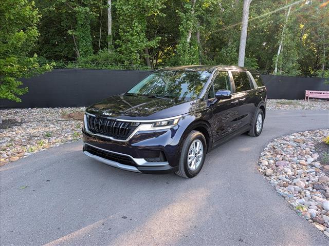 2024 Kia Sedona LX's photo
