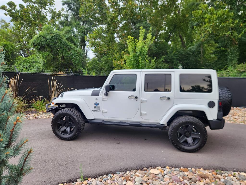 2012 Jeep Wrangler Unlimited Sahara photo 2
