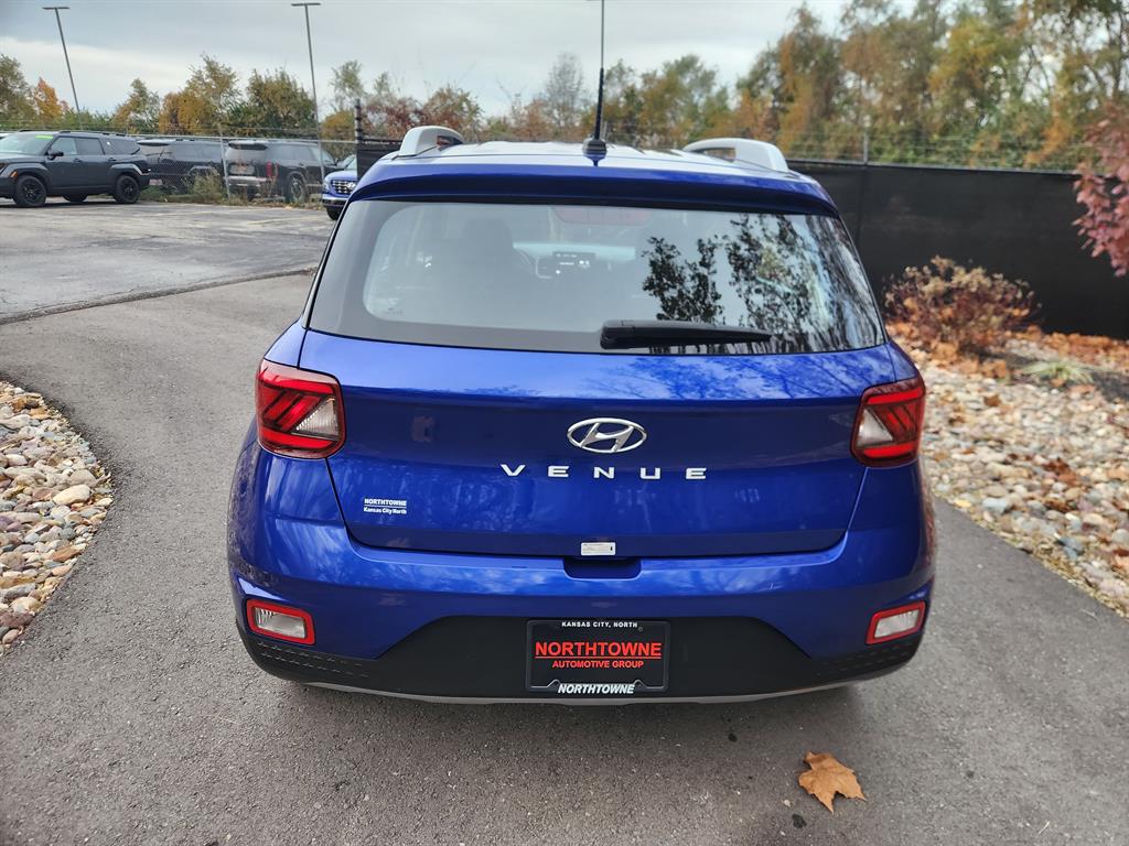 2024 Hyundai Venue SEL photo 4