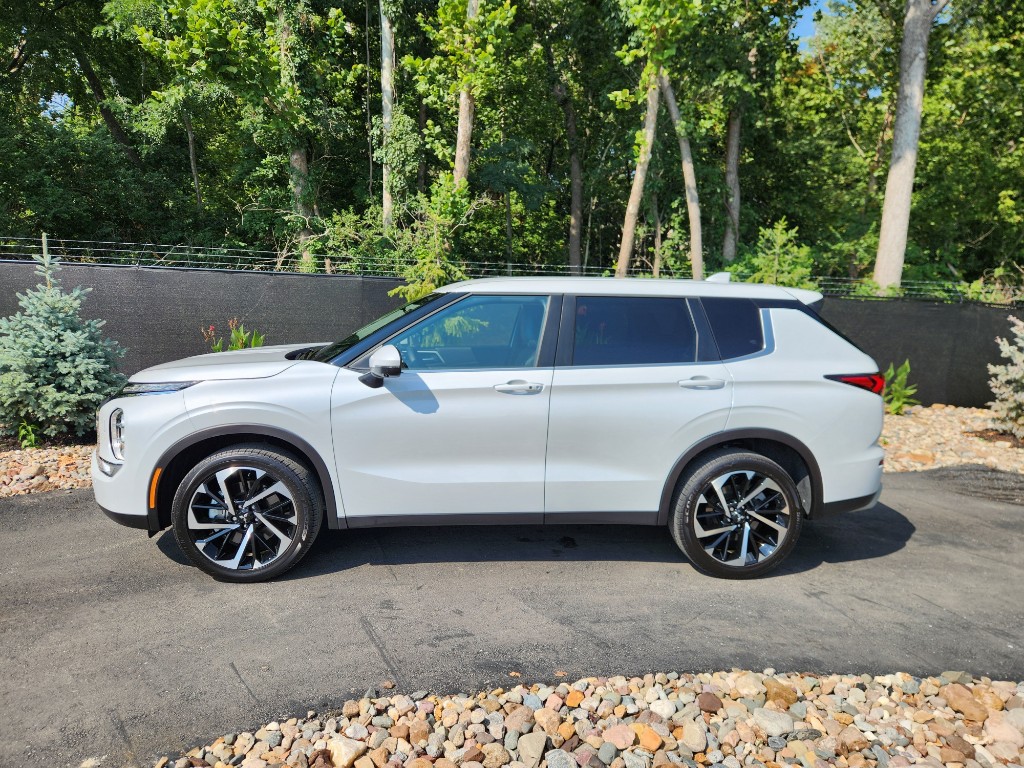 Used 2022 Mitsubishi Outlander SE with VIN JA4J4UA83NZ086552 for sale in Kansas City, MO