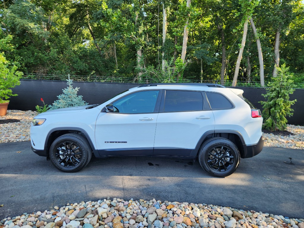 Used 2023 Jeep Cherokee Altitude Lux with VIN 1C4PJMMB4PD110132 for sale in Kansas City