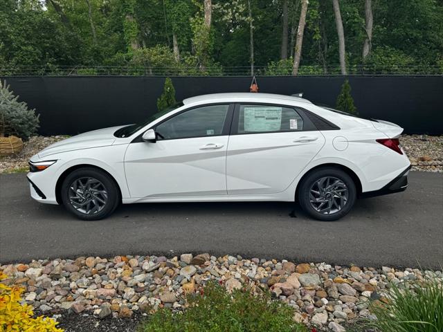 2025 Hyundai Elantra Hybrid Blue photo 2