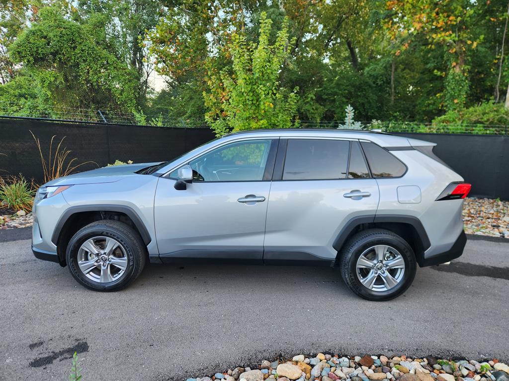 2024 Toyota RAV4 XLE photo 2