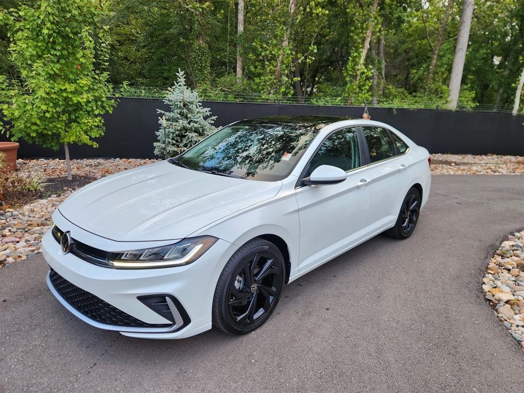 Certified 2025 Volkswagen Jetta 1.5T SE Sedan