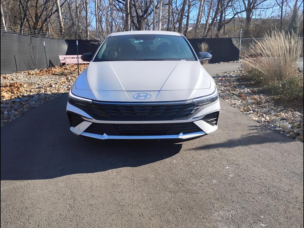 2025 Hyundai Elantra Blue's photo