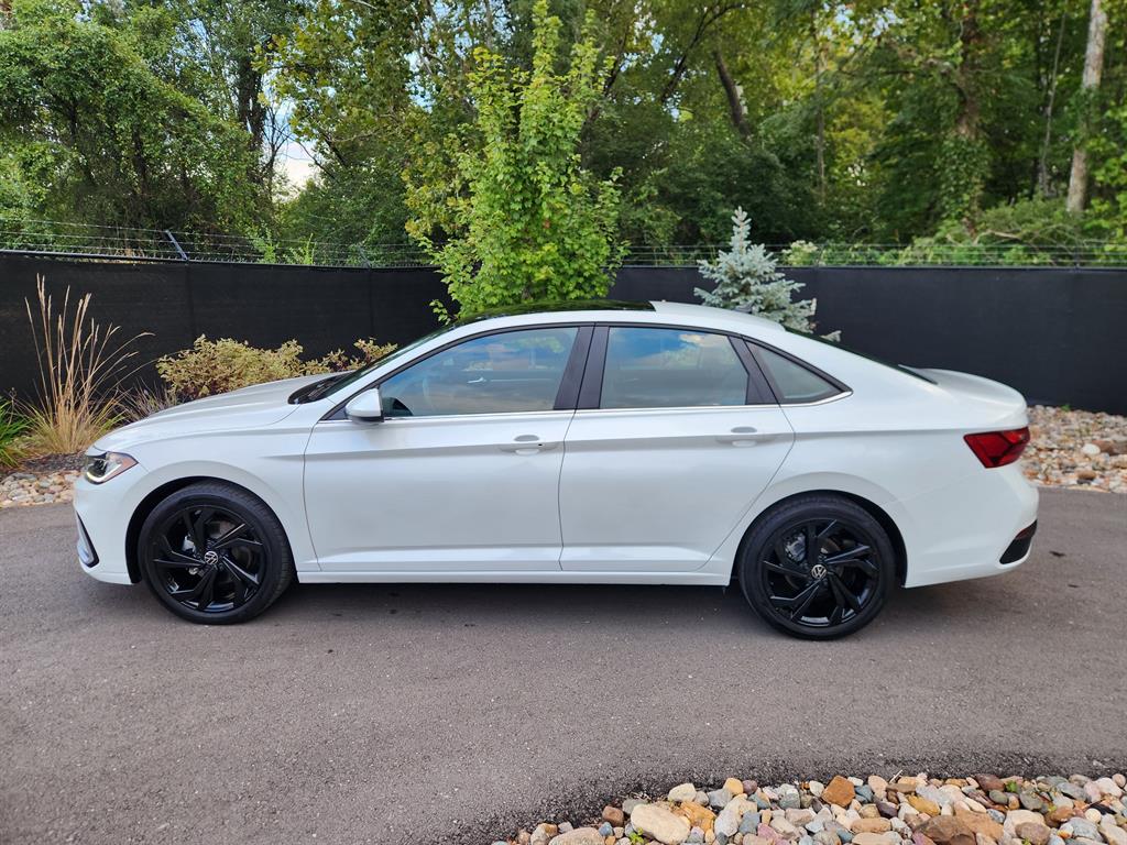 2025 Volkswagen Jetta 1.5T SE photo 2