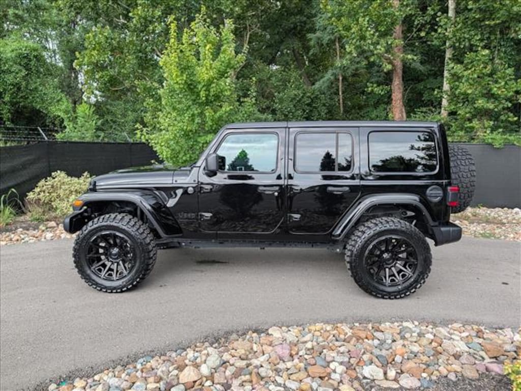 Used 2025 Jeep Wrangler Sahara SUV