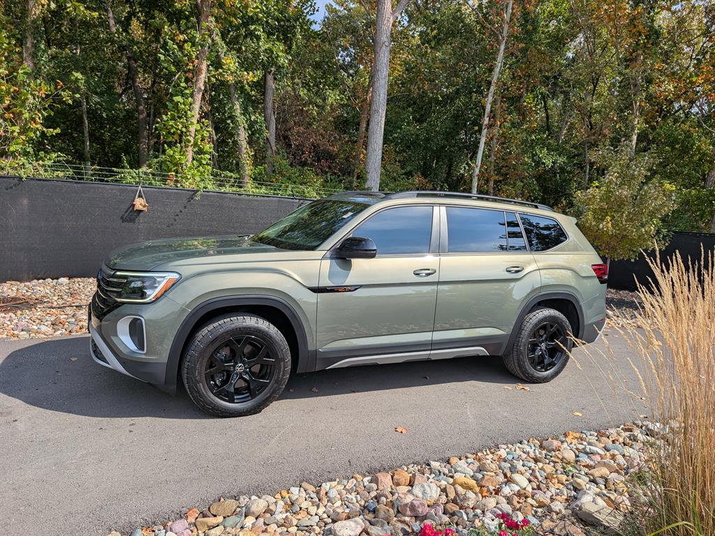 2024 Volkswagen Atlas Peak Edition SE Technology photo 2