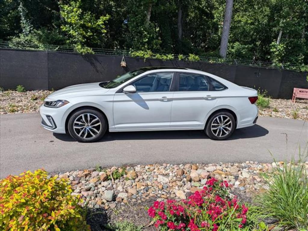 Certified 2025 Volkswagen Jetta 1.5T SE Sedan