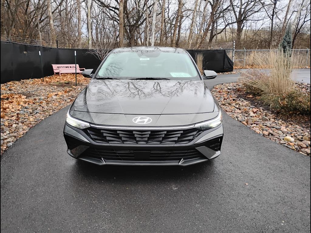 2025 Hyundai Elantra Limited's photo