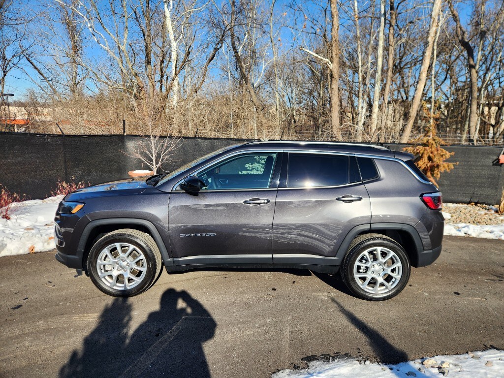 2023 Jeep Compass Latitude Lux photo 2